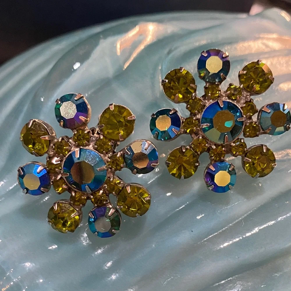 Elegant Vintage Clip Earrings - Picture 6 of 8